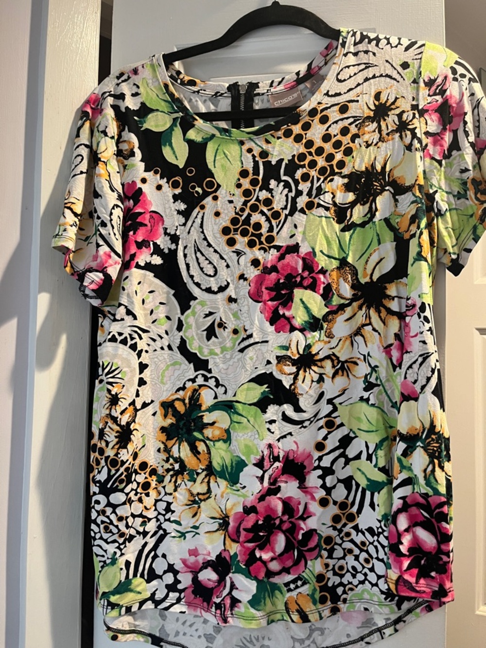 Chico's Black Multicolor Floral Scoop Neck Short Sleeve Top size 1 EUC
